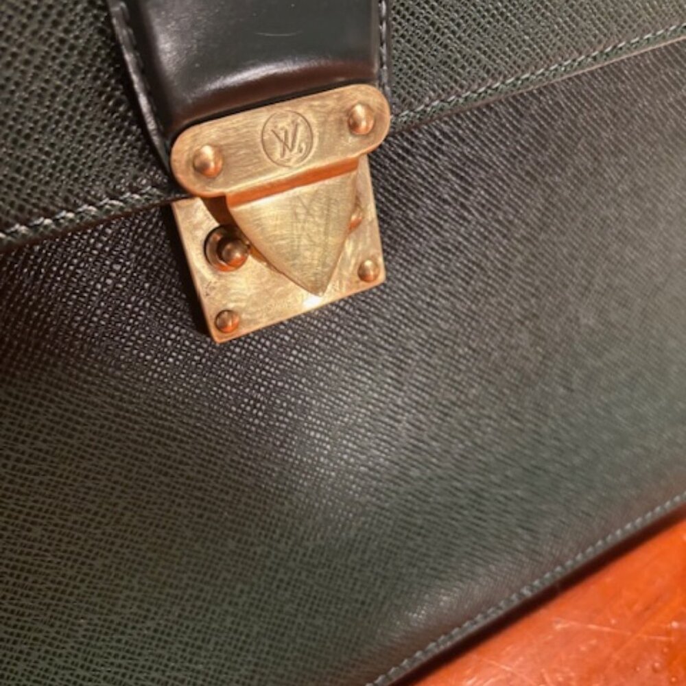 😘LV Taiga Serviette Kourad Epicea Green Briefcase💚 - Picture 2 of 16